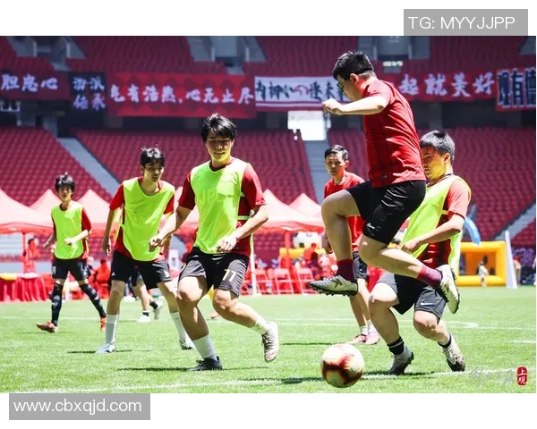 上海足球队运营革新探索新模式助力球队发展与球迷互动提升